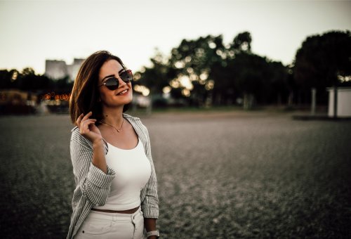 Bu çekimde gün batımının altın saatlerindeki doğal ışığı kullanarak, portreye yumuşak ve sıcak bir ışık katmayı başardım. Arka planı bulanıklaştırarak, öndeki kişiyi daha belirgin hale getirdim ve detayları vurguladım. Kamera açısını hafifçe yukarıdan ayarlayarak, kişinin yüzünü ve üst bedenini odak noktasına aldım. Bu şekilde, estetik ve dikkat çekici bir portre elde ettim.